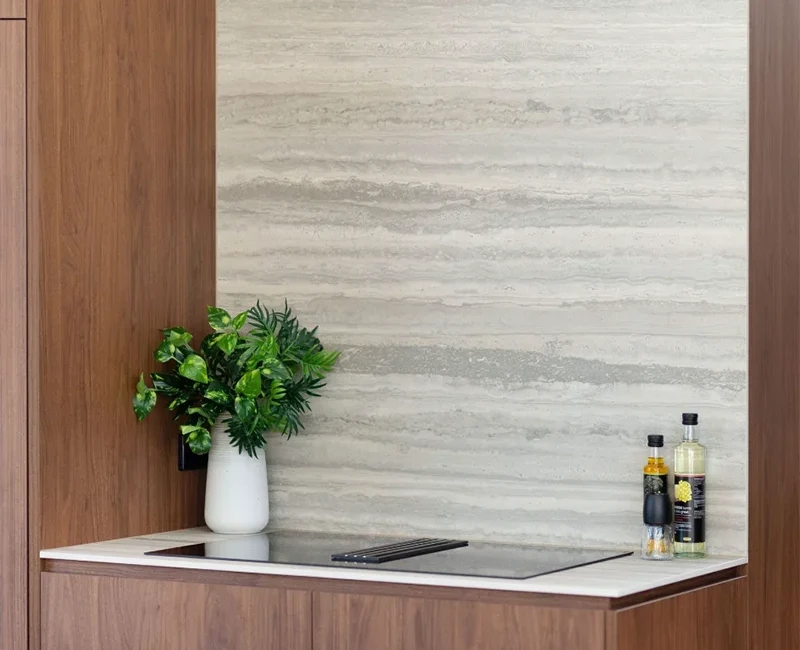 Широкоформатная керамогранитная плита Laminam I Naturali Travertino Grigio Venato — фото 3 — MAS — Modern Acrylic Stone
