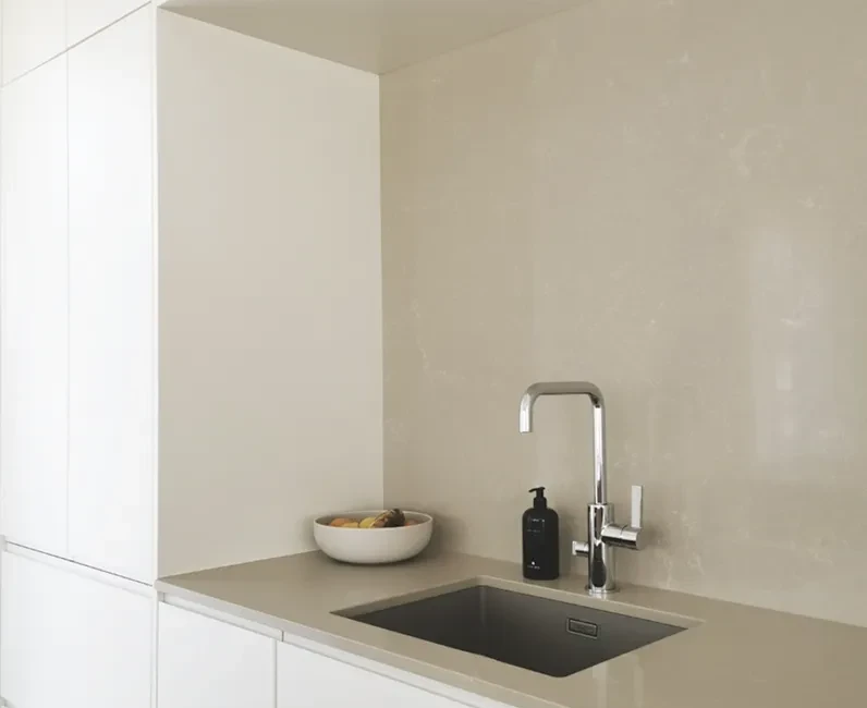 Штучний кварцовий камінь Quartzforms Breeze Ashen Light 800 — фото 6 — MAS — Modern Acrylic Stone