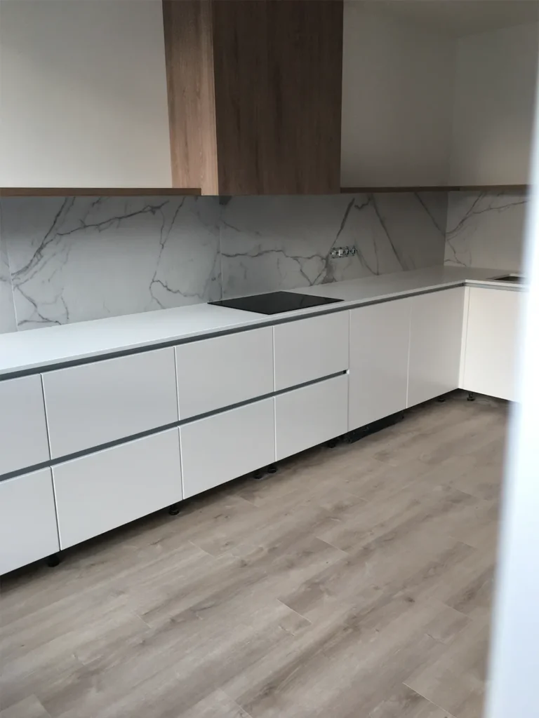 Кутова стільниця з кварцового каменю Caesarstone 1141 Pure White — фото 2 — MAS — Modern Acrylic Stone