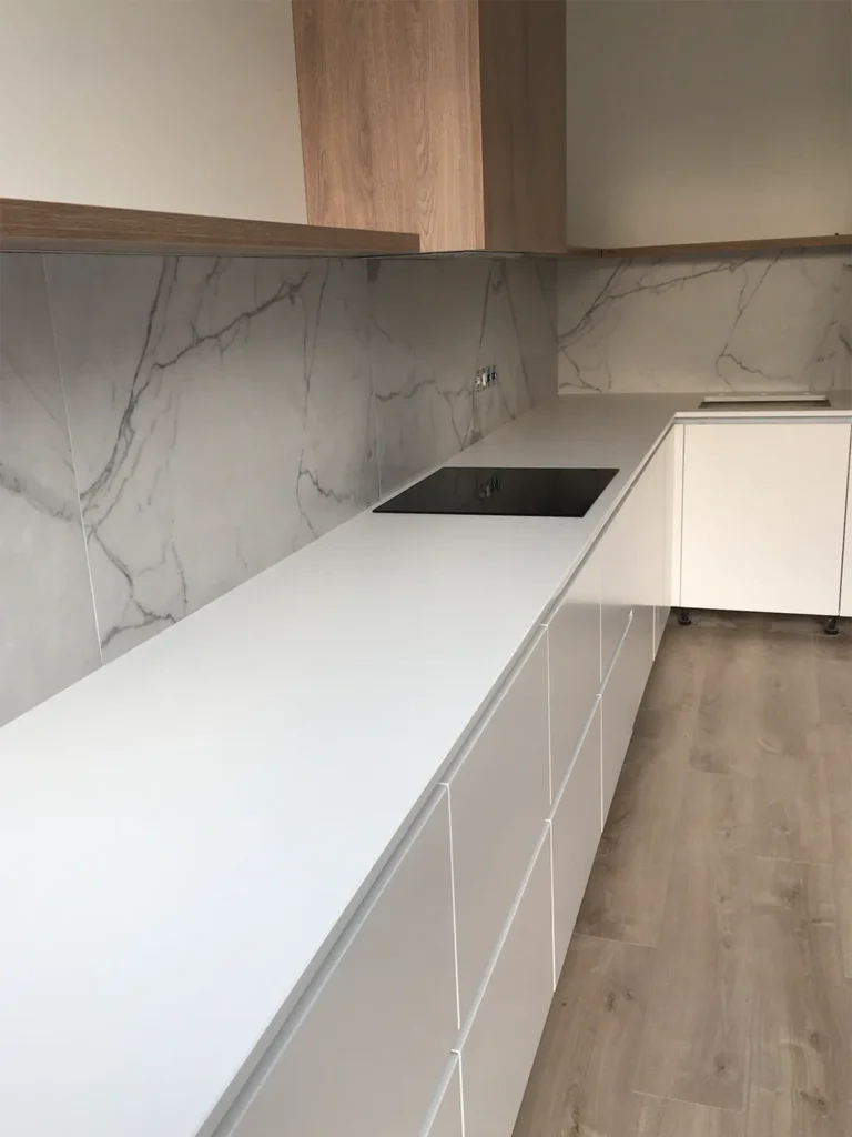 Кутова стільниця з кварцового каменю Caesarstone 1141 Pure White — фото 4 — MAS — Modern Acrylic Stone
