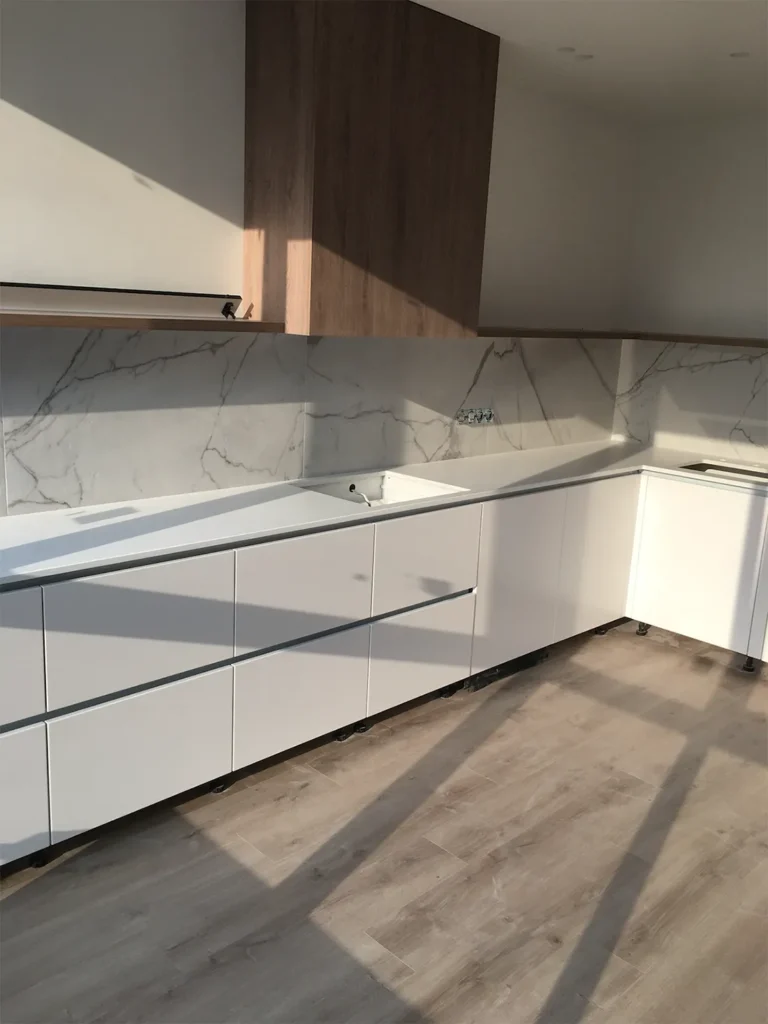 Угловая столешница из кварцевого камня Caesarstone 1141 Pure White — фото 1 — MAS — Modern Acrylic Stone