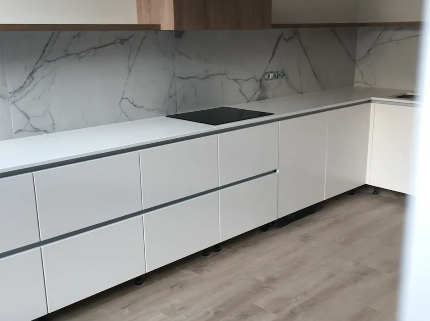 Угловая столешница из кварцевого камня Caesarstone 1141 Pure White — фото 2 — MAS — Modern Acrylic Stone