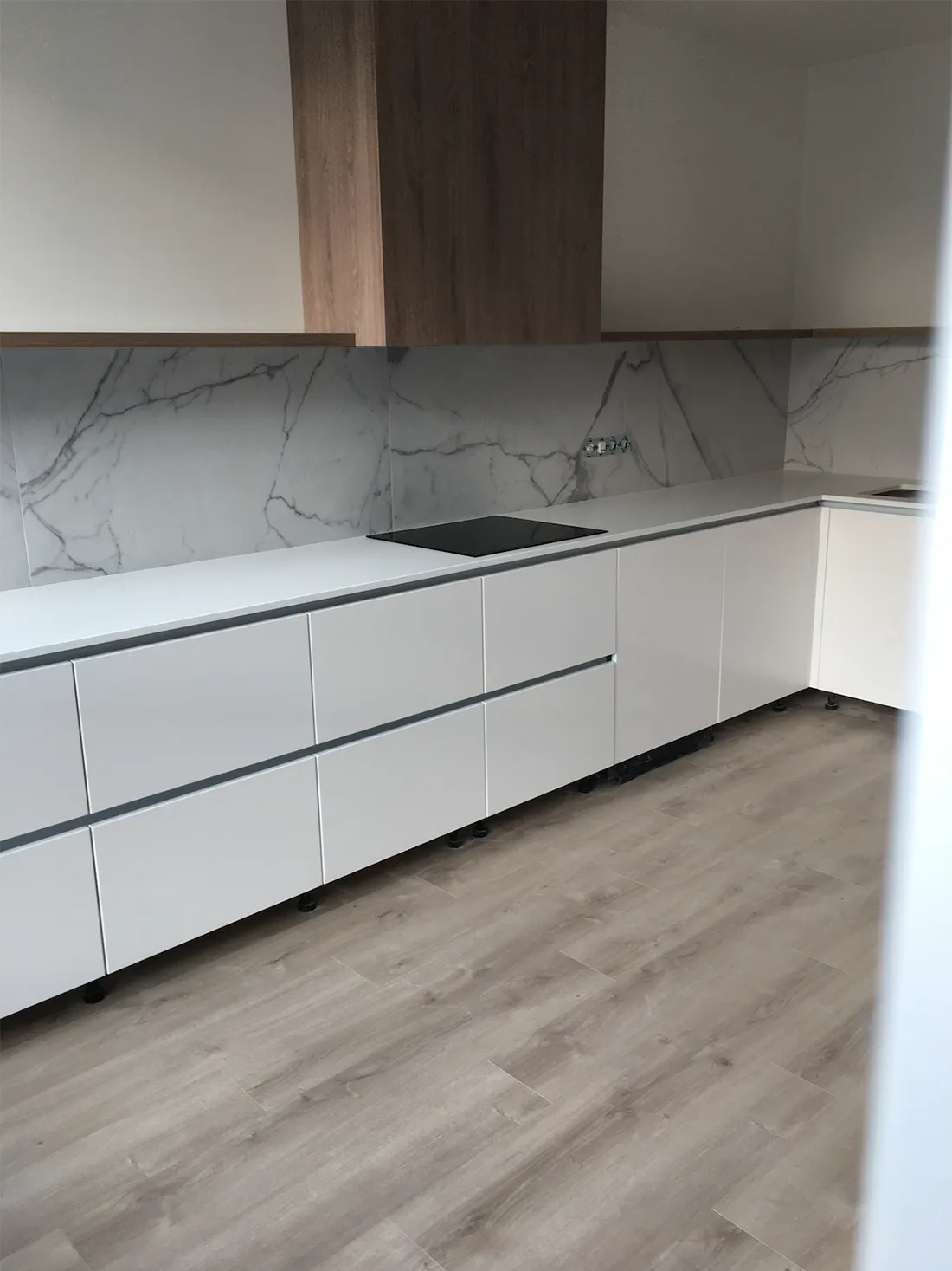 Угловая столешница из кварцевого камня Caesarstone 1141 Pure White — фото 2 — MAS — Modern Acrylic Stone