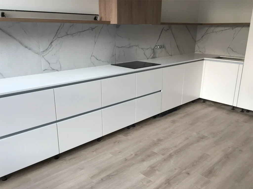 Угловая столешница из кварцевого камня Caesarstone 1141 Pure White — фото 3 — MAS — Modern Acrylic Stone