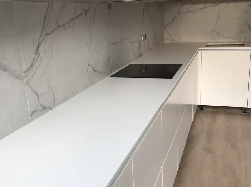 Угловая столешница из кварцевого камня Caesarstone 1141 Pure White — фото 4 — MAS — Modern Acrylic Stone