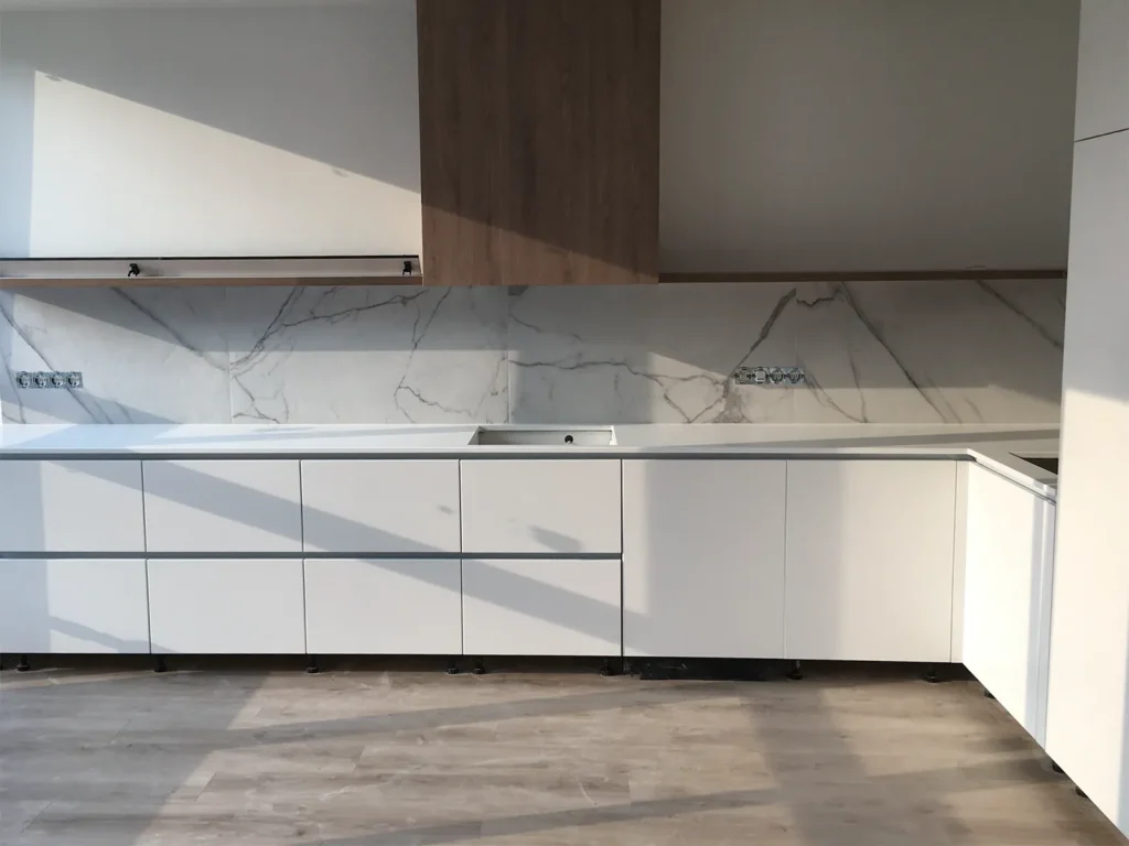 Угловая столешница из кварцевого камня Caesarstone 1141 Pure White — фото 5 — MAS — Modern Acrylic Stone