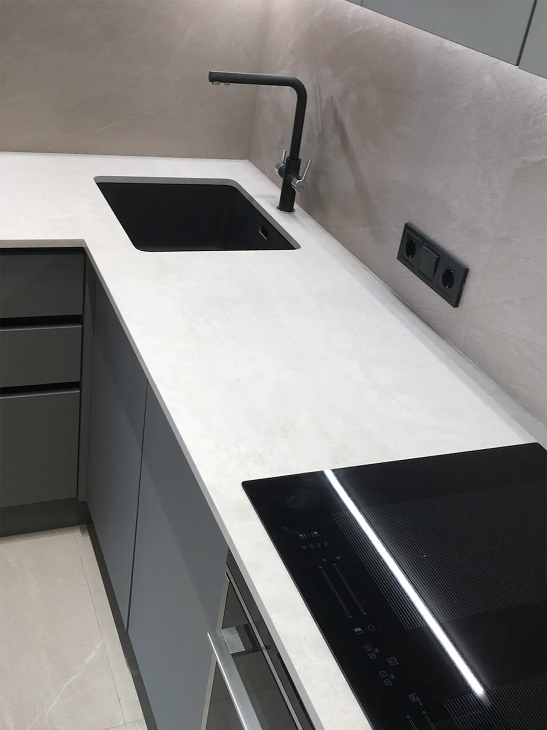 Кутова стільниця з кварцового агломерату Caesarstone 4023 Topus Concrete — фото 3 — MAS — Modern Acrylic Stone
