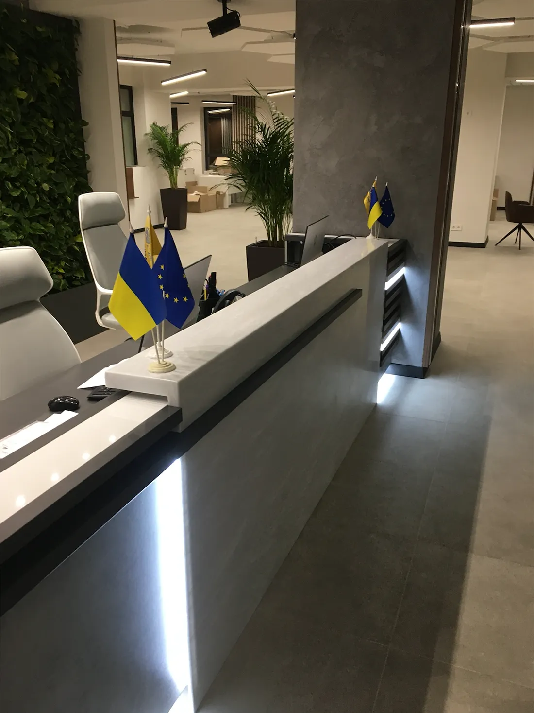 Ресепшн для банку з акрилового каменю Grandex M-718 Neptun Trident A — фото 5 — MAS — Modern Acrylic Stone