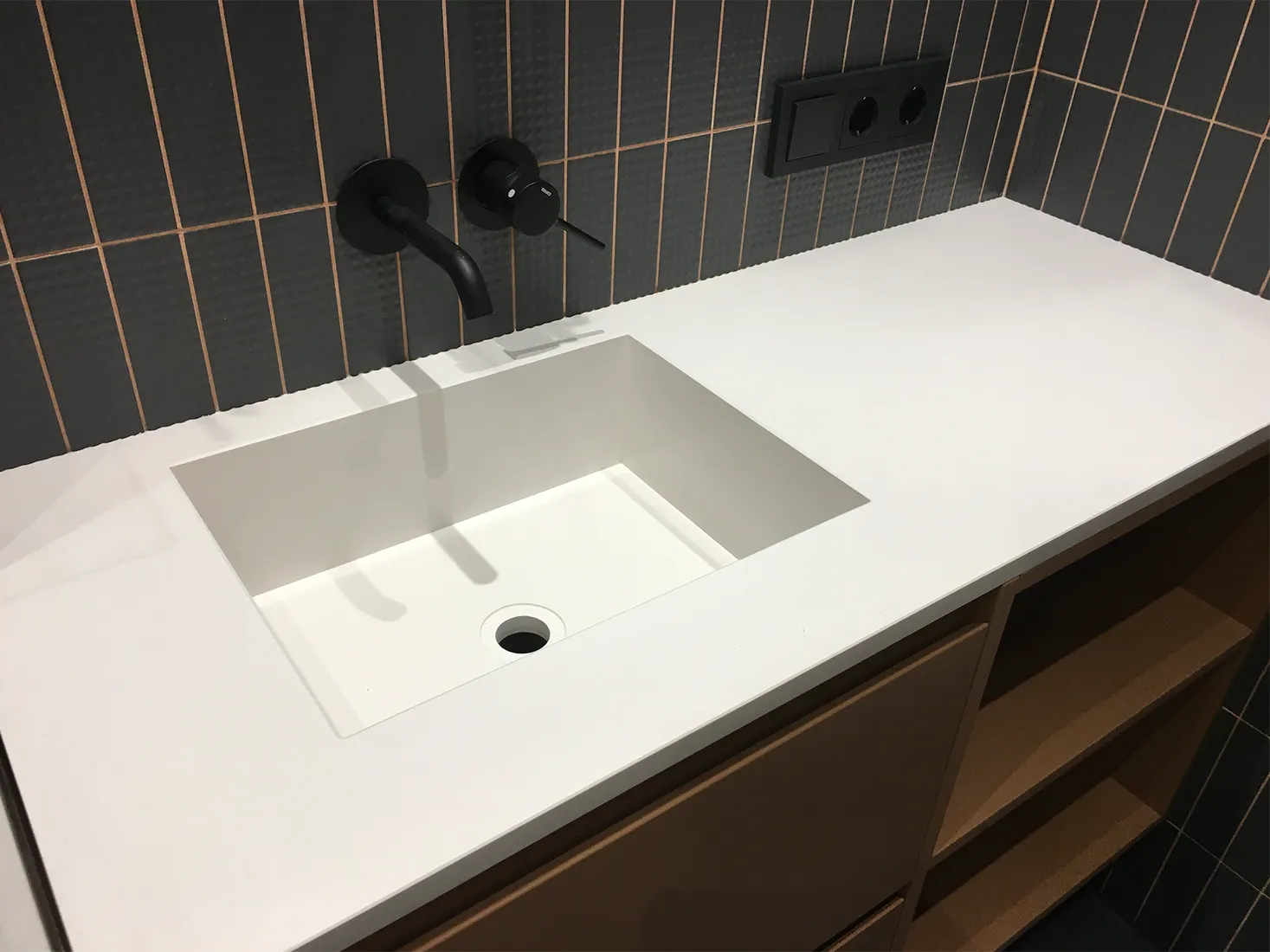 Столешница с раковиной из кварца Caesarstone 1141 Pure White — фото 1 — MAS — Modern Acrylic Stone