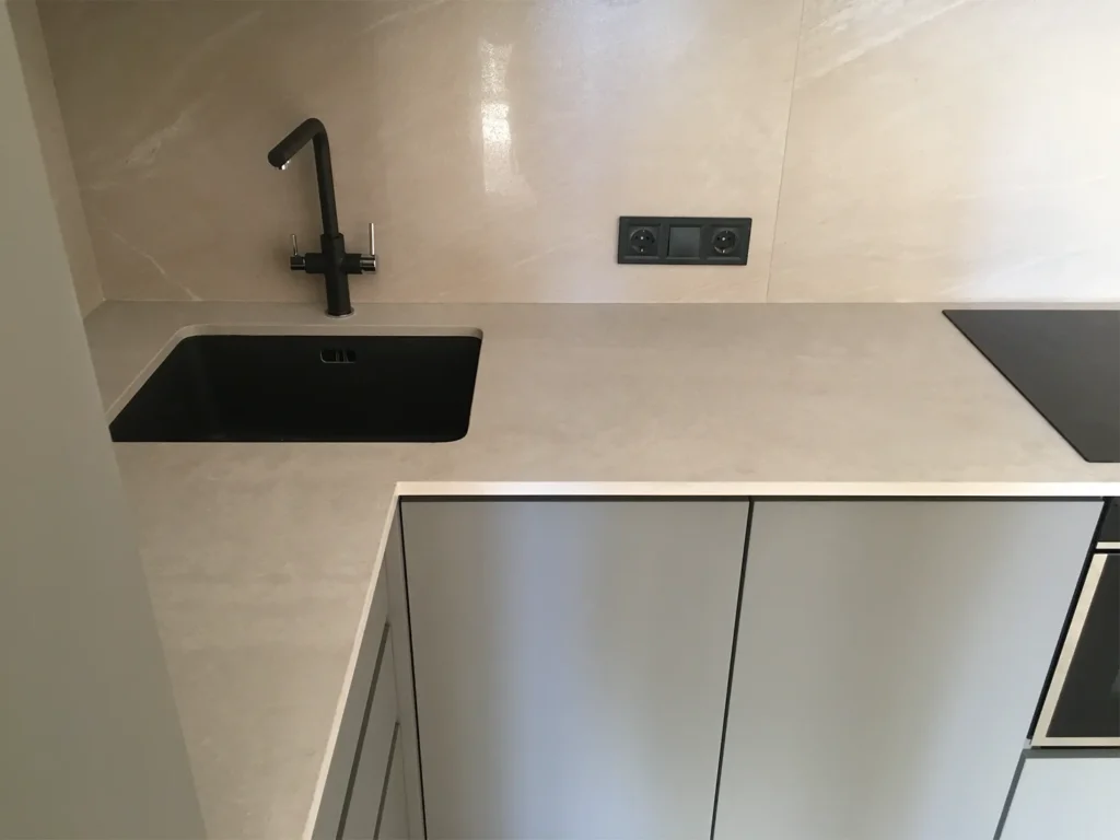 Угловая столешница из кварцевого агломерата Caesarstone 4023 Topus Concrete — фото 4 — MAS — Modern Acrylic Stone