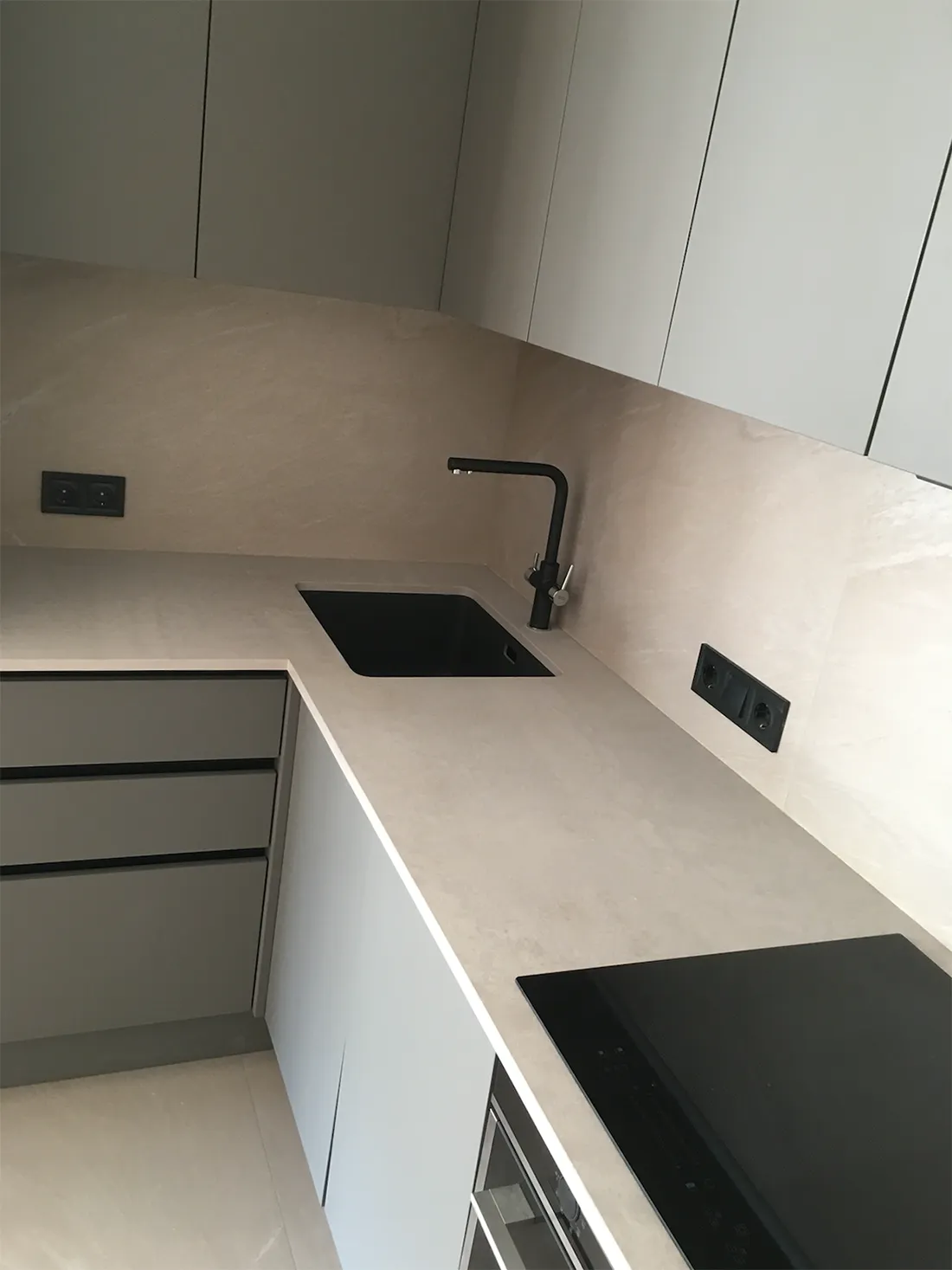 Угловая столешница из кварцевого агломерата Caesarstone 4023 Topus Concrete — фото 5 — MAS — Modern Acrylic Stone