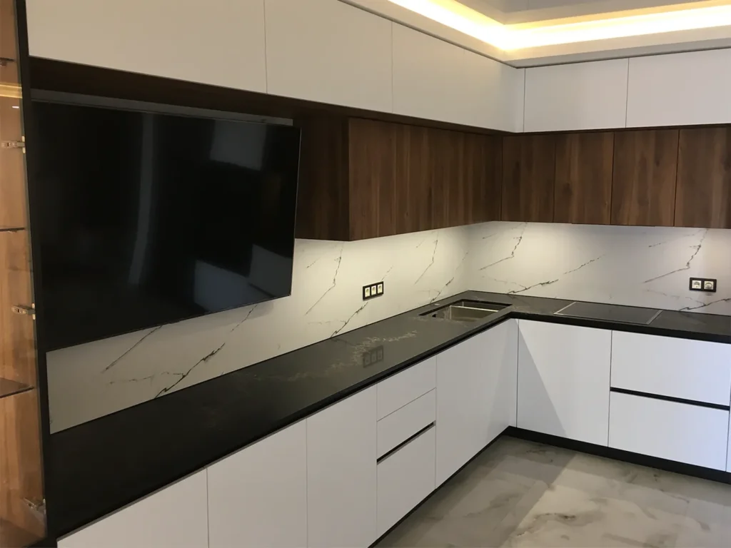 Г-образная кухонная столешница и столешница в ванную из кварца Caesarstone 5100 Vanilla Noir — фото 1 — MAS — Modern Acrylic Stone