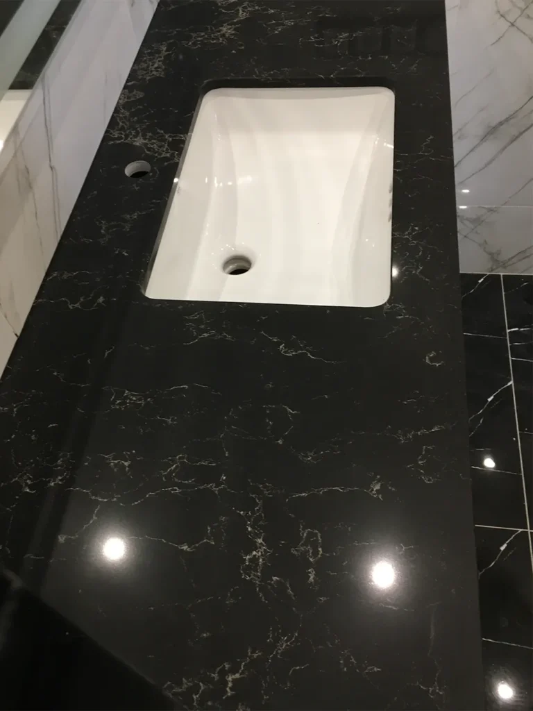 Г-образная кухонная столешница и столешница в ванную из кварца Caesarstone 5100 Vanilla Noir — фото 5 — MAS — Modern Acrylic Stone