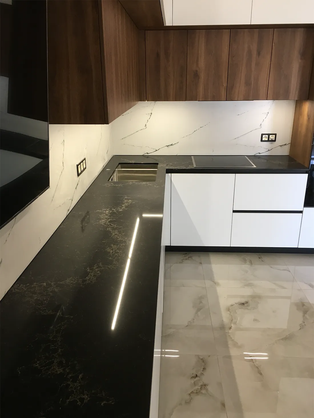 Г-подібна кухонна стільниця та стільниця у ванну з кварцу Caesarstone 5100 Vanilla Noir — фото 2 — MAS — Modern Acrylic Stone