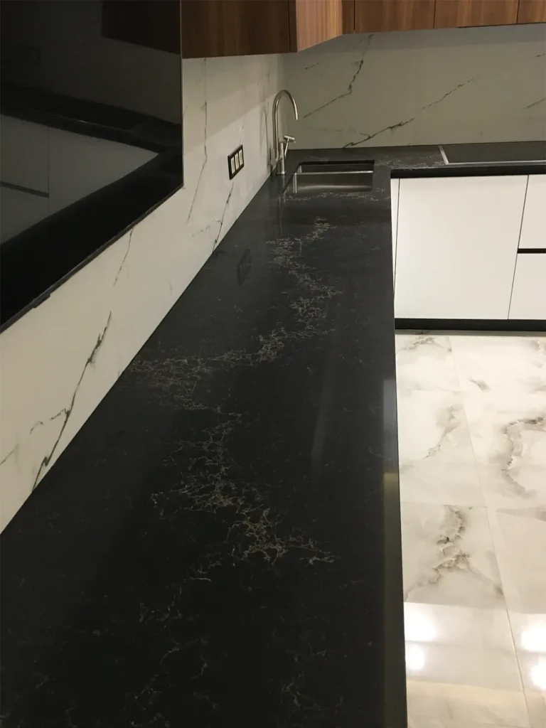 Г-подібна кухонна стільниця та стільниця у ванну з кварцу Caesarstone 5100 Vanilla Noir — фото 3 — MAS — Modern Acrylic Stone