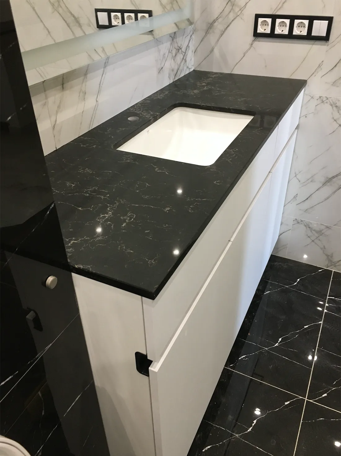 Г-подібна кухонна стільниця та стільниця у ванну з кварцу Caesarstone 5100 Vanilla Noir — фото 4 — MAS — Modern Acrylic Stone