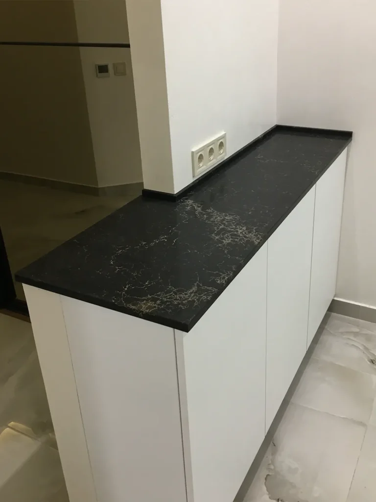Г-подібна кухонна стільниця та стільниця у ванну з кварцу Caesarstone 5100 Vanilla Noir — фото 6 — MAS — Modern Acrylic Stone