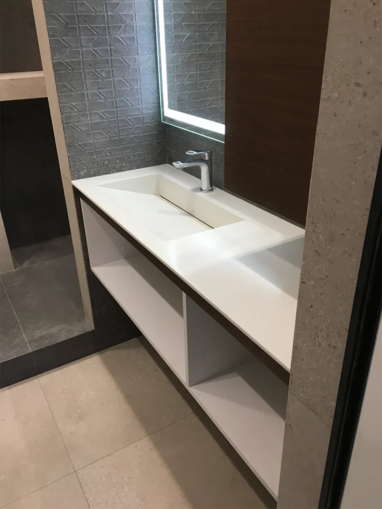 Стільниця з щілинною раковиною з акрилового каменю Corian Glacier Ice — фото 2 — MAS — Modern Acrylic Stone