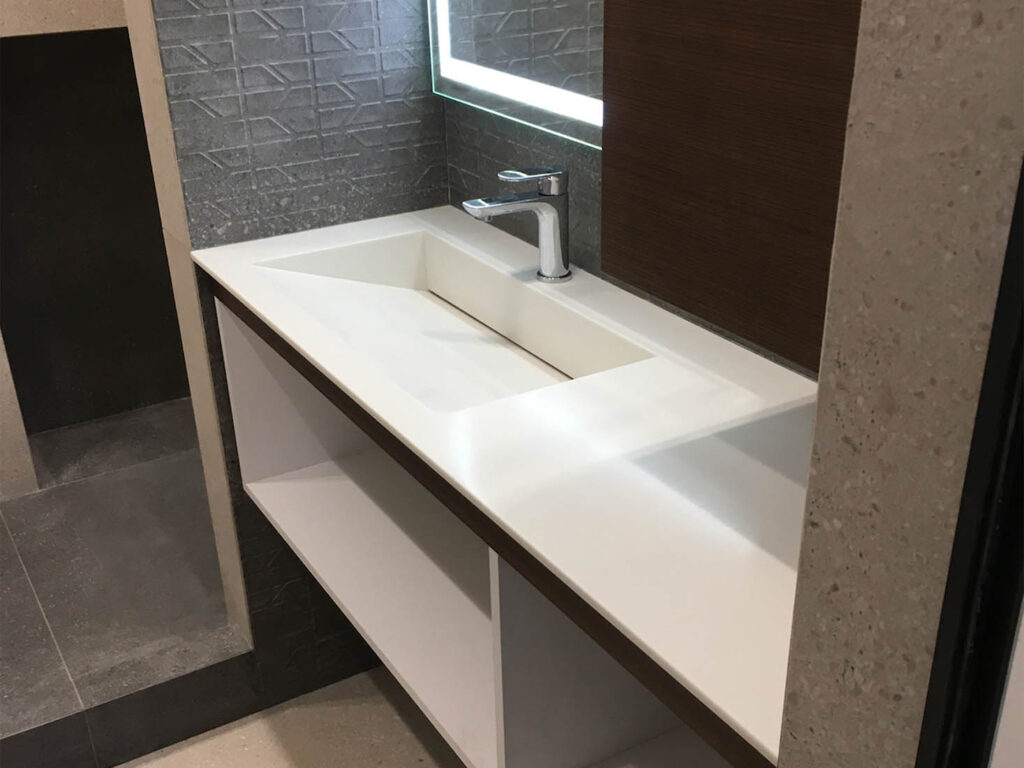 Столешница с щелевой раковиной из акрилового камня Corian Glacier Ice — фото 1 — MAS — Modern Acrylic Stone