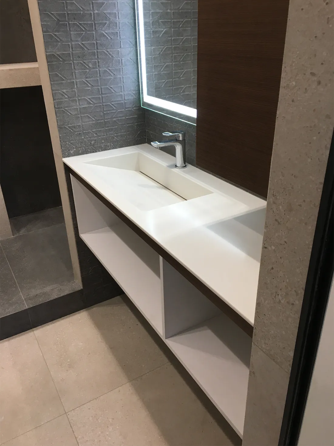 Столешница с щелевой раковиной из акрилового камня Corian Glacier Ice — фото 2 — MAS — Modern Acrylic Stone