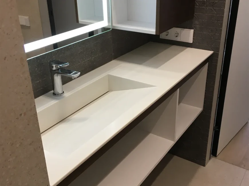 Столешница с щелевой раковиной из акрилового камня Corian Glacier Ice — фото 3 — MAS — Modern Acrylic Stone