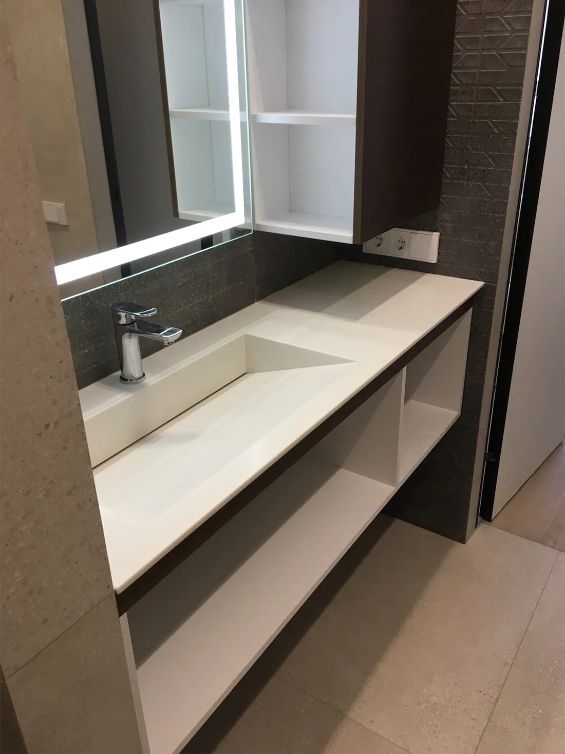 Столешница с щелевой раковиной из акрилового камня Corian Glacier Ice — фото 3 — MAS — Modern Acrylic Stone
