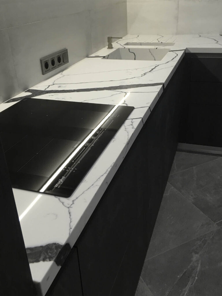 Г-подібна стільниця з двома мийками з кварцового агломерату Avant Quartz 7300 Калакатта Аяччо — фото 5 — MAS — Modern Acrylic Stone