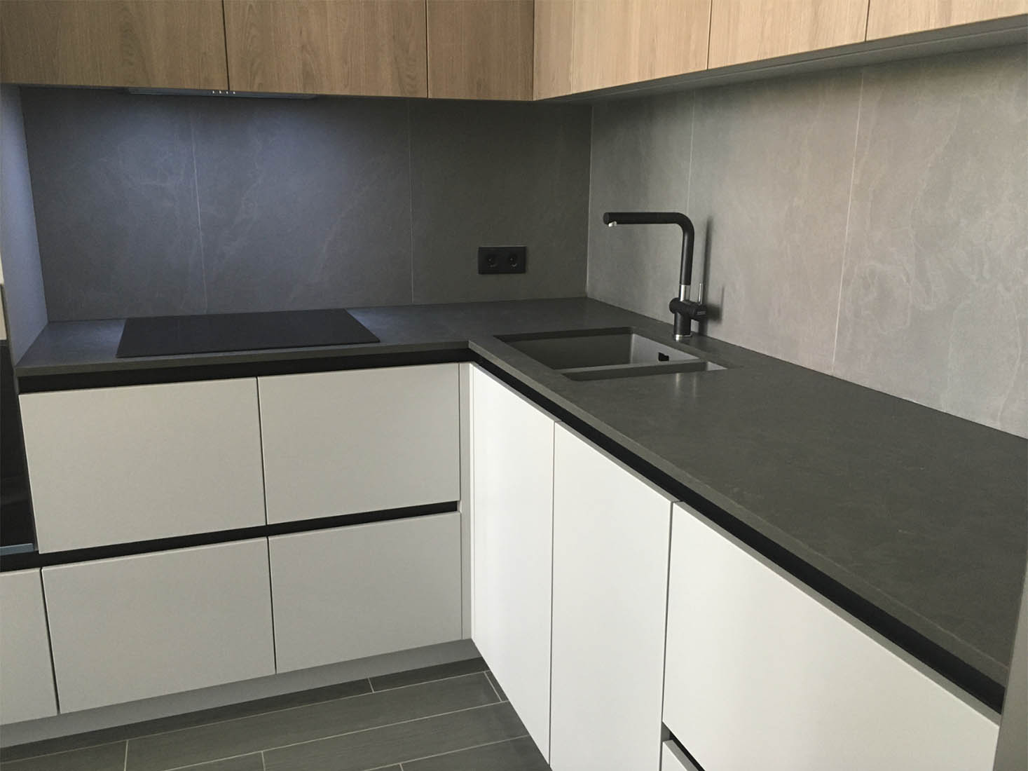 Кутова стільниця з кварцового агломерату Vicostone BQ8863 Tartufo — фото 3 — MAS — Modern Acrylic Stone