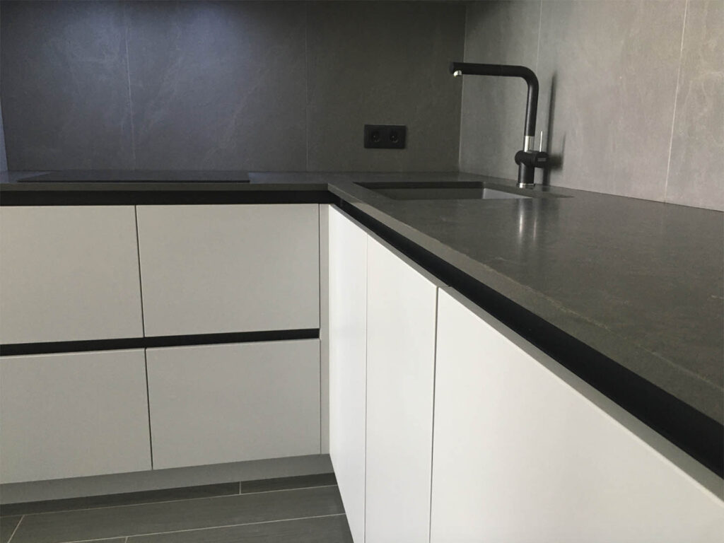 Кутова стільниця з кварцового агломерату Vicostone BQ8863 Tartufo — фото 4 — MAS — Modern Acrylic Stone