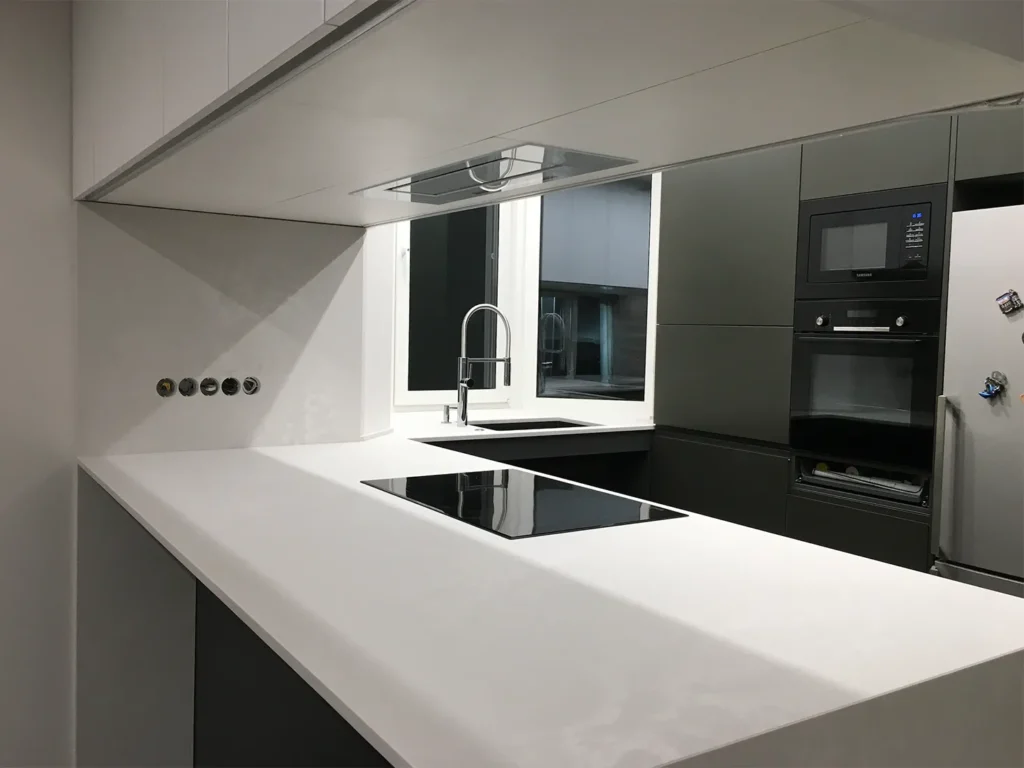 Острів, стінова панель та стільниця з переходом у підвіконня Caesarstone 4011 Cloudburst Concrete — фото 3 — MAS — Modern Acrylic Stone