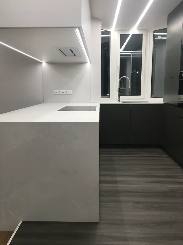 Острів, стінова панель та стільниця з переходом у підвіконня Caesarstone 4011 Cloudburst Concrete — фото 4 — MAS — Modern Acrylic Stone