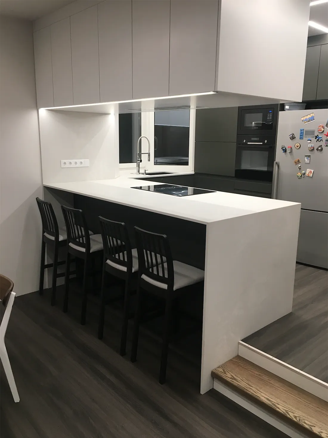 Остров, стеновая панель и столешница с переходом в подоконник Caesarstone 4011 Cloudburst Concrete — фото 1 — MAS — Modern Acrylic Stone