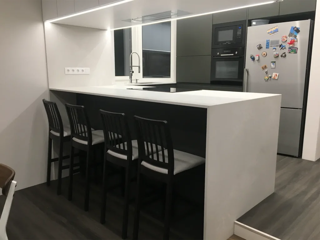 Остров, стеновая панель и столешница с переходом в подоконник Caesarstone 4011 Cloudburst Concrete — фото 2 — MAS — Modern Acrylic Stone