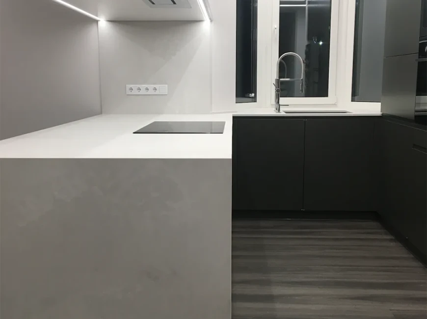 Остров, стеновая панель и столешница с переходом в подоконник Caesarstone 4011 Cloudburst Concrete — фото 4 — MAS — Modern Acrylic Stone