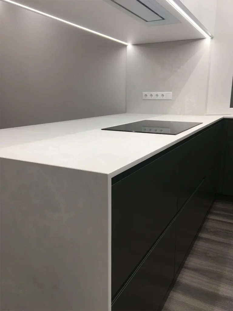 Остров, стеновая панель и столешница с переходом в подоконник Caesarstone 4011 Cloudburst Concrete — фото 5 — MAS — Modern Acrylic Stone