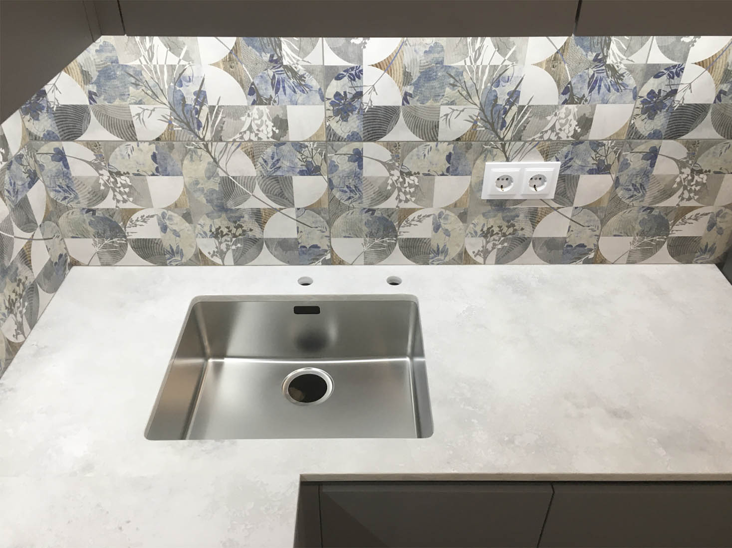 Кварцевая столешница для кухни Avant Quartz 8100 Мулен — фото 2 — MAS — Modern Acrylic Stone