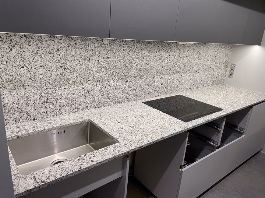 Кварцевая столешница и стеновая панель Atem Terra Black 005 — фото 2 — MAS — Modern Acrylic Stone