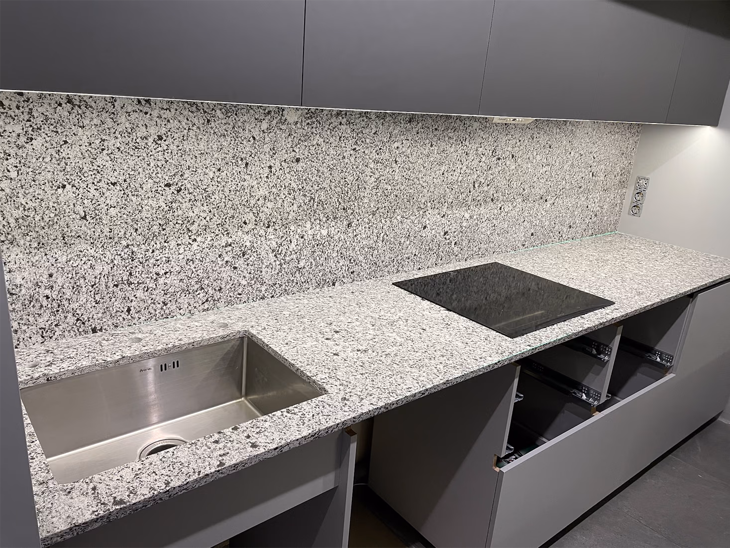 Кварцевая столешница и стеновая панель Atem Terra Black 005 — фото 2 — MAS — Modern Acrylic Stone