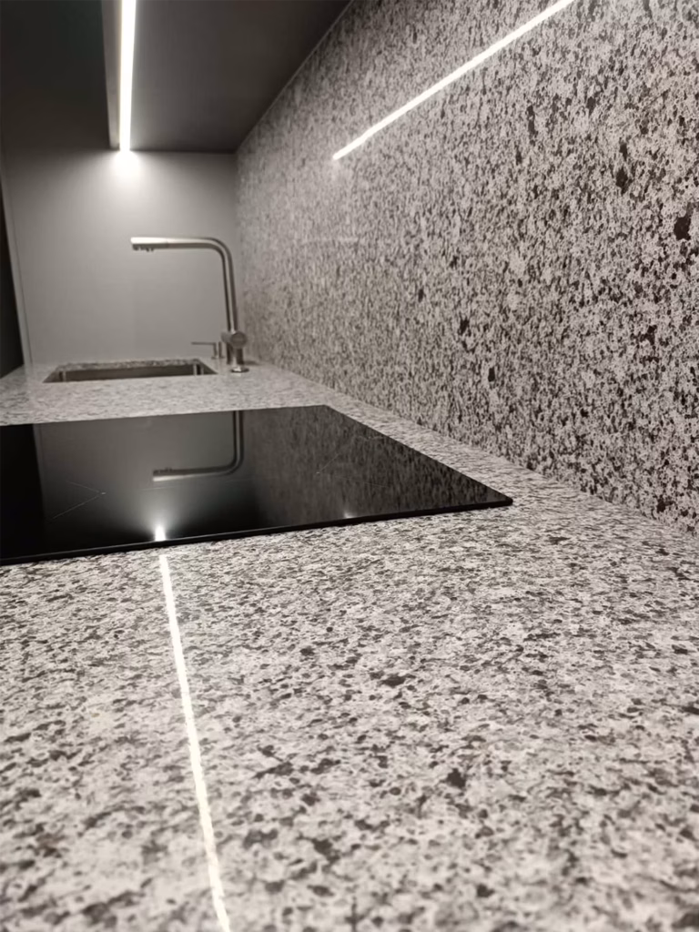 Кварцевая столешница и стеновая панель Atem Terra Black 005 — фото 3 — MAS — Modern Acrylic Stone