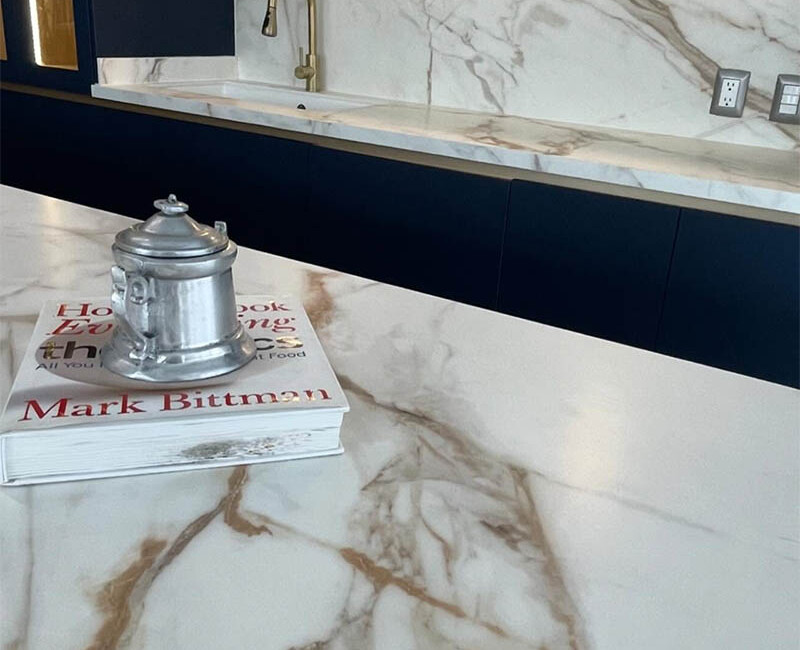 Широкоформатна керамогранітна плита Xtone Calacatta Gold — фото 6 — MAS — Modern Acrylic Stone