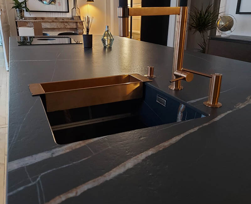 Широкоформатна керамогранітна плита Laminam I Naturali Sahara Noir Extra — фото 6 — MAS — Modern Acrylic Stone