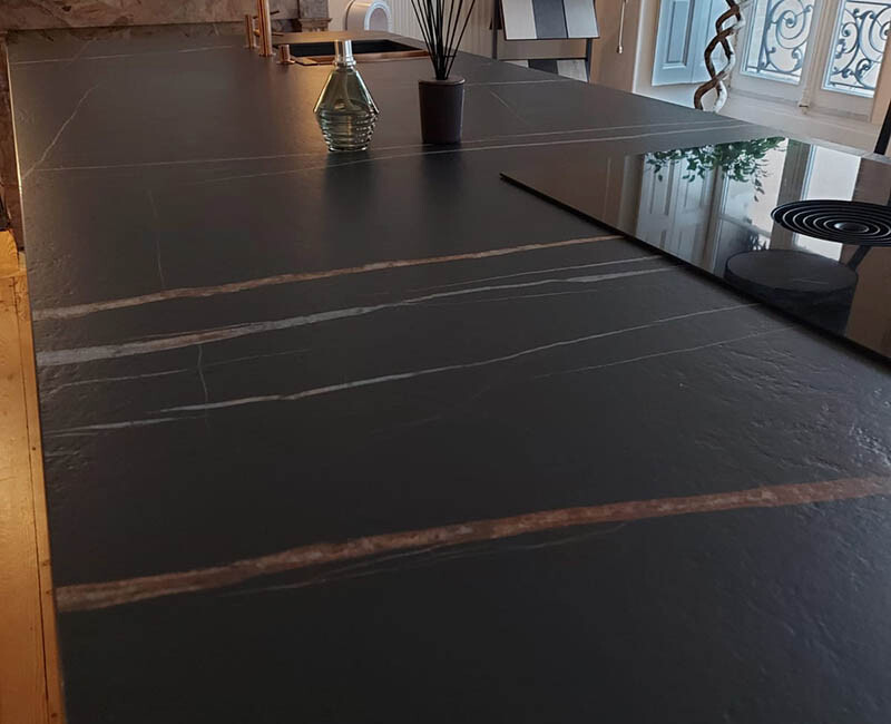 Широкоформатна керамогранітна плита Laminam I Naturali Sahara Noir Extra — фото 7 — MAS — Modern Acrylic Stone
