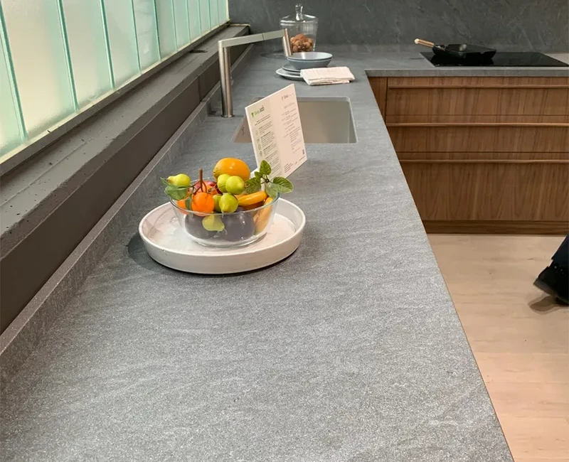 Широкоформатная керамогранитная плита Laminam In-Side Pietra di Cardoso Grigio — фото 4 — MAS — Modern Acrylic Stone