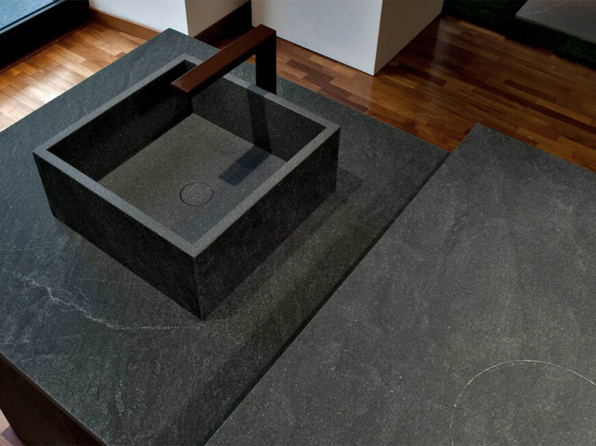 Широкоформатная керамогранитная плита Laminam In-Side Pietra di Cardoso Nero — фото 4 — MAS — Modern Acrylic Stone