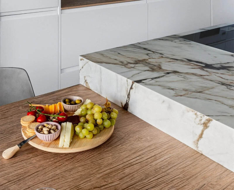 Широкоформатна керамогранітна плита Neolith Calacatta Luxe CL01/CL01R — фото 3 — MAS — Modern Acrylic Stone