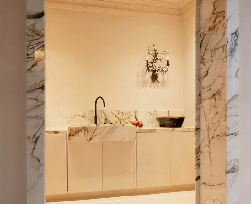 Широкоформатна керамогранітна плита Neolith Calacatta Luxe CL01/CL01R — фото 4 — MAS — Modern Acrylic Stone