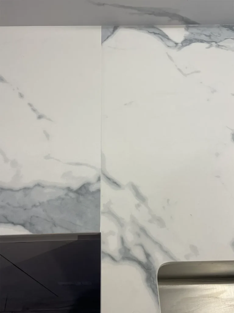 Г-образная столешница из широкоформатного керамогранита Keralini Statuario Leonardo — фото 7 — MAS — Modern Acrylic Stone
