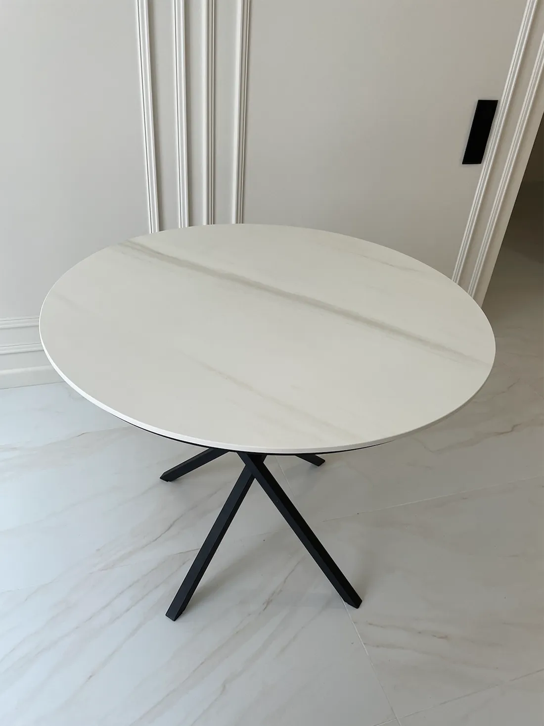 Кофейный столик с керамогранитной столешницей Laminam I Naturali Marmi Bianco Lasa — фото 3 — MAS — Modern Acrylic Stone
