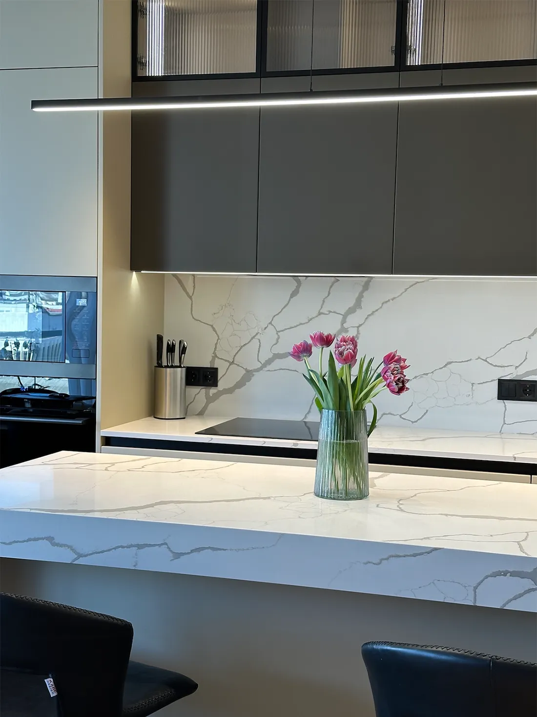 Кухонна стільниця, фартух та острів з кварцу Tisoro Q740 Calacatta Venato — фото 1 — MAS — Modern Acrylic Stone