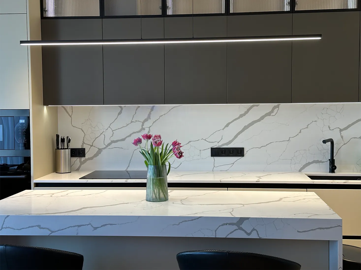 Кухонна стільниця, фартух та острів з кварцу Tisoro Q740 Calacatta Venato — фото 2 — MAS — Modern Acrylic Stone